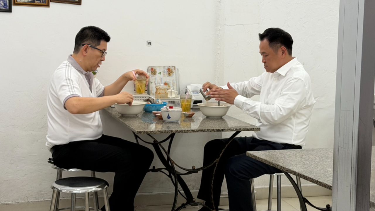 “อนุทิน” ควง “เอกนิติ-พัฒนา” กินข้าวต้มปลากิมโป้ ย่านตรอกจันทน์ กทม.