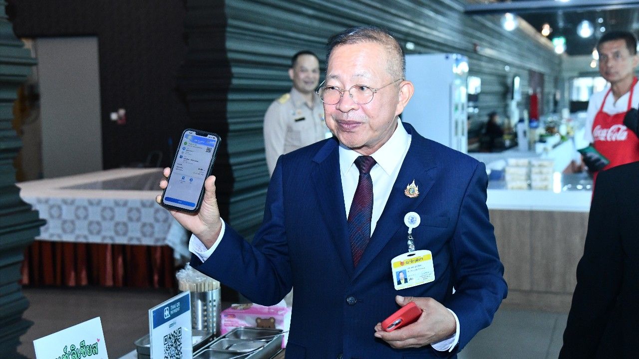 “บิ๊กเกรียง” ประเดิมควักกระเป๋าซื้อข้าวหมูแดงกินเองวันแรก เปรย “หรอยจังฮู้”