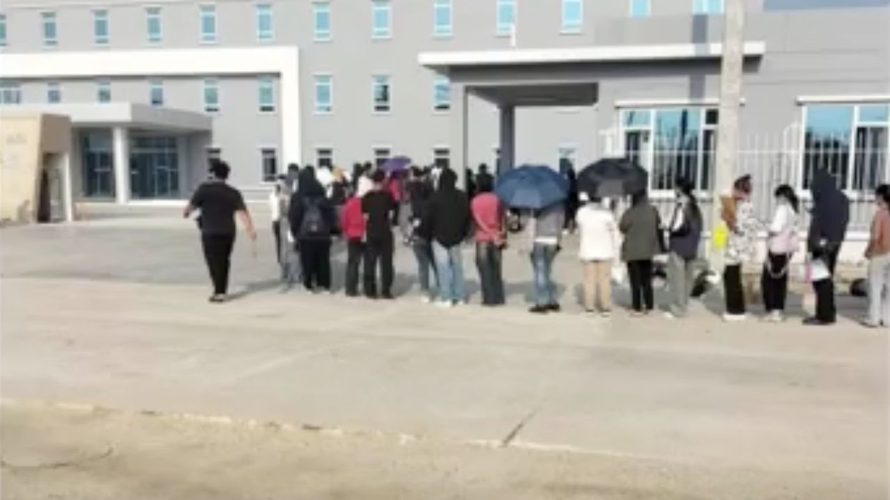 ต่อคิว 600 รับแค่ 30 คน สมัครงานโรงงานเปิดใหม่ บางคนมาตั้งแต่ตี 1