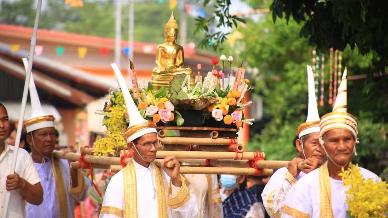 ชาวบ้านจัดพิธีต้อนรับหลวงพ่อเงิน 700 ปี กลับสู่วัดปากน้ำ (บุ่งสระพัง) จ.อุบลฯ