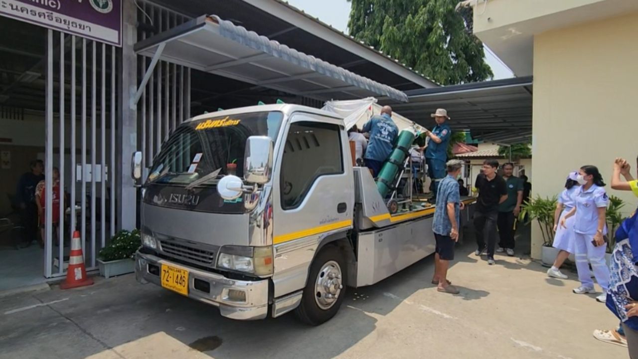 ภารกิจชีวิต “ทีมแพทย์-กู้ชีพ” ผนึกกำลังเคลื่อนย้ายผู้ป่วยน้ำหนัก 200 กก. ขึ้นรถสไลด์