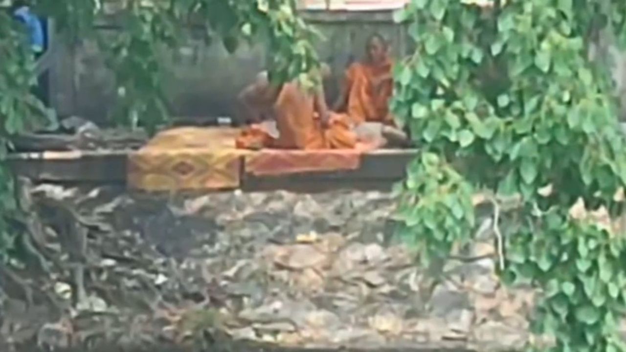 เร่งตรวจสอบ คลิปบุคคลแต่งกายคล้ายสงฆ์มั่วสุมใต้ต้นโพธิ์ ยังไม่ชี้ชัดพระจริงหรือปลอม