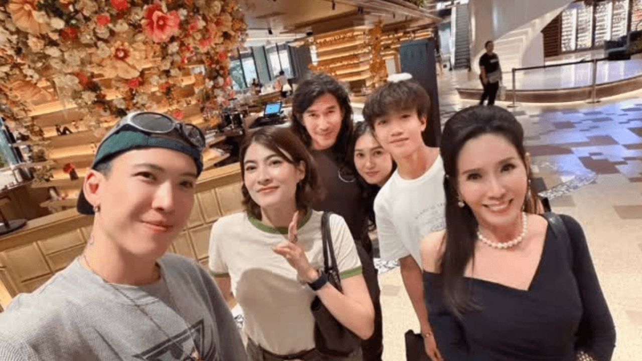 อาภัสรา หงสกุล โพสต์ภาพครอบครัวอบอุ่น พร้อมลูกชายทั้งสอง คนแห่ชมคุณย่าปุ๊กยังสวยอมตะ
