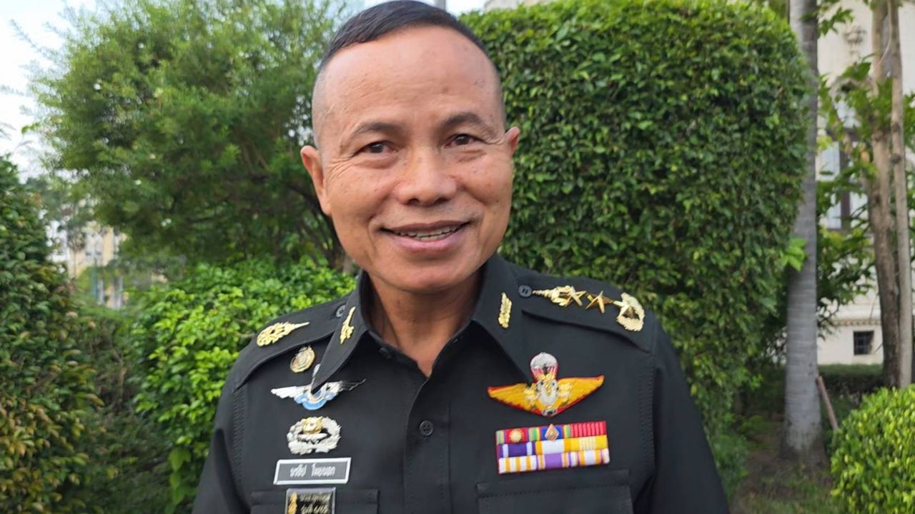 มทภ.4 พบนายกฯ คาดรายงานสถานการณ์ชายแดนใต้-จับมือยิง “กมลศักดิ์” ยกนิ้วโป้งกำลังใจดี