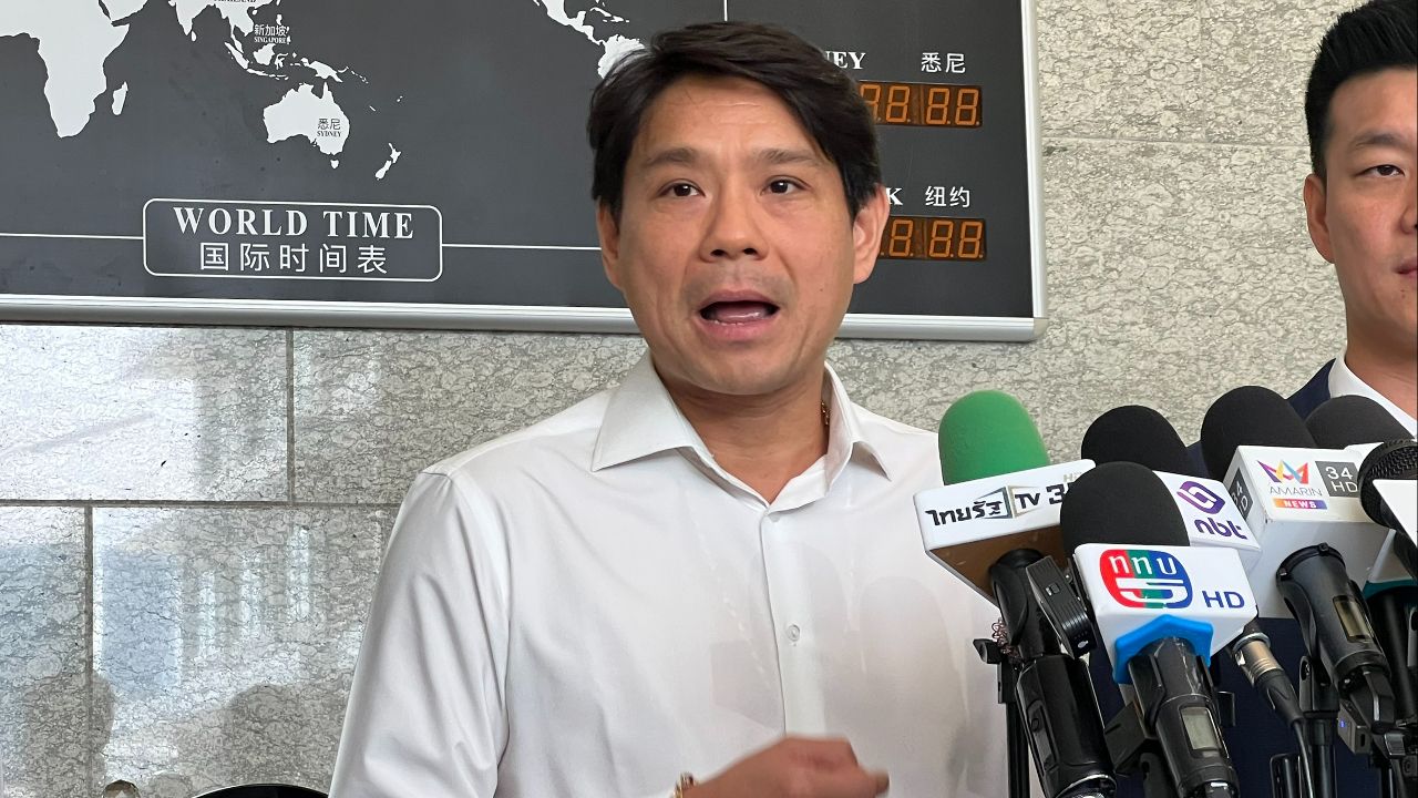 “ด้อมส้ม” หอบยันต์ชนะมาร รุ่นประชาชน - ส้มใส่กล่องมอบ “เท้ง - จ้อน” เจ้าตัวขำ