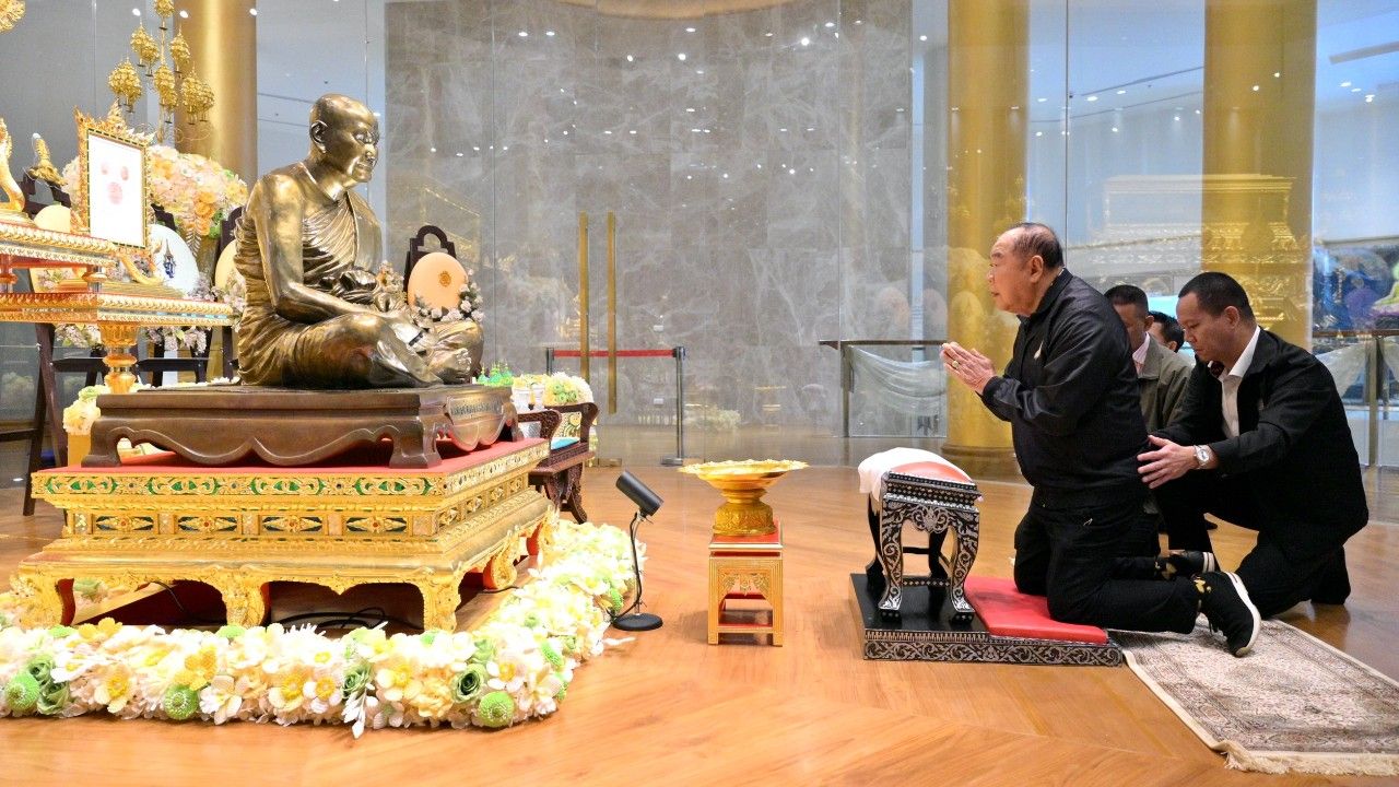 พล.อ.ประวิตร ทำบุญที่สิงห์บุรี พร้อมมอบถุงยังชีพให้ตำรวจและอาสาสมัคร