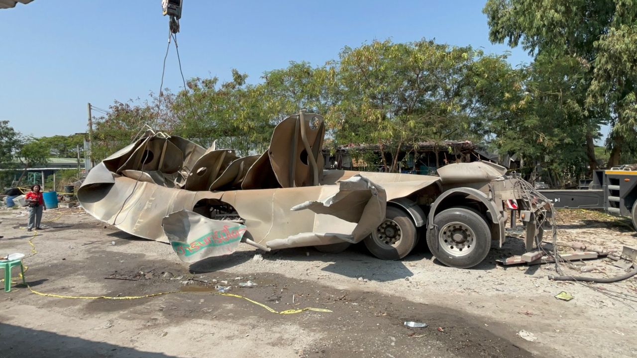 ตำรวจสั่งยึดรถบรรทุกตรวจสอบเหตุถังน้ำมันระเบิดที่ชลบุรี