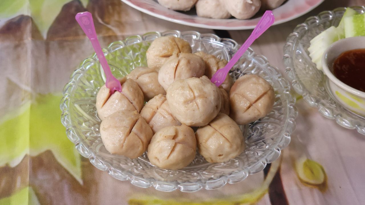 ลูกชิ้นหมูปั้นมือย่างเตาถ่าน งานคราฟต์ไม้ละ 10 บาท ของดีบ้านโป่งราชบุรี