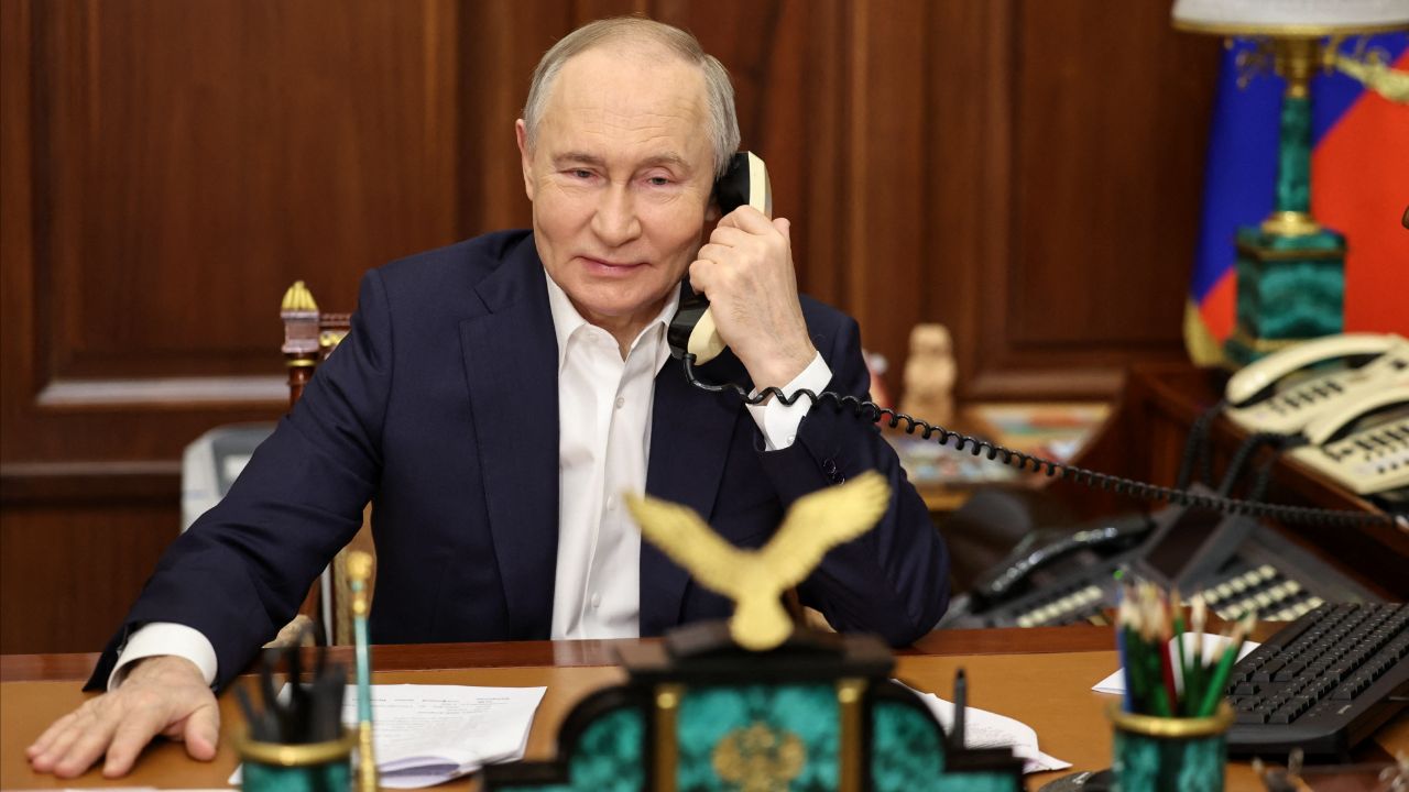 ปูตินสนทนากับประธานาธิบดีอิหร่าน เรียกร้องยุติสู้รบในตะวันออกกลาง