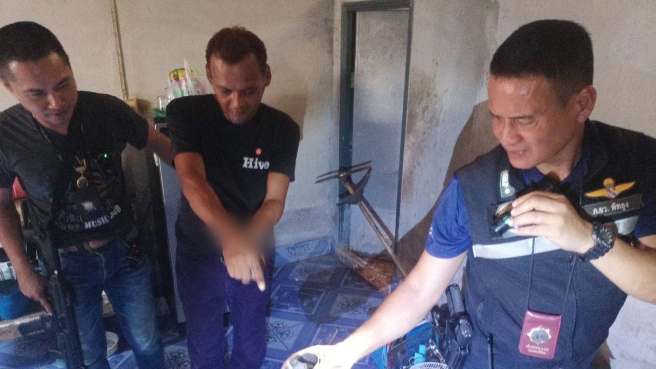 ตำรวจปทุมบุกจับหนุ่มป่าบอน ยึดยาบ้าและอาวุธปืน พร้อมลูกระเบิดในบ้าน