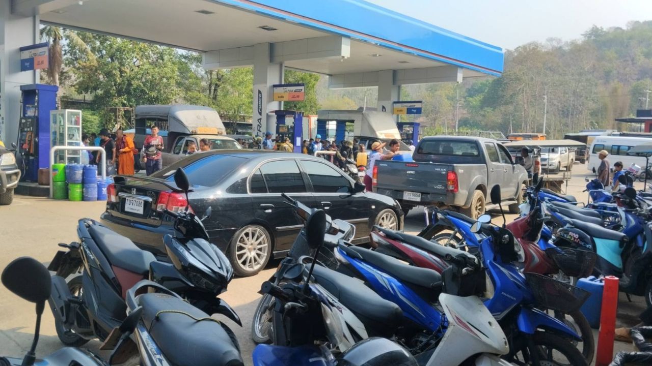 คนสังขละบุรีแห่เติมน้ำมัน ขายจำกัดรถคันละ 1,000 บาท