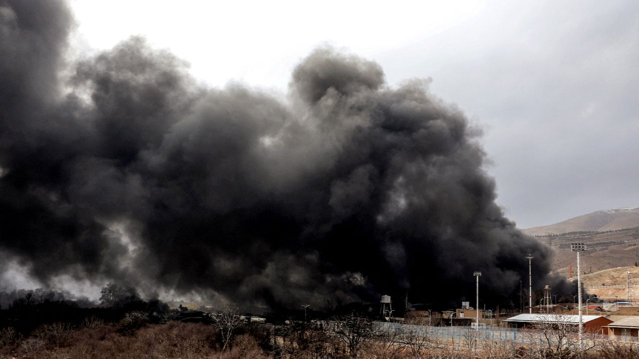 อิหร่านเผชิญฝนกรดหลังโจมตีคลังน้ำมัน