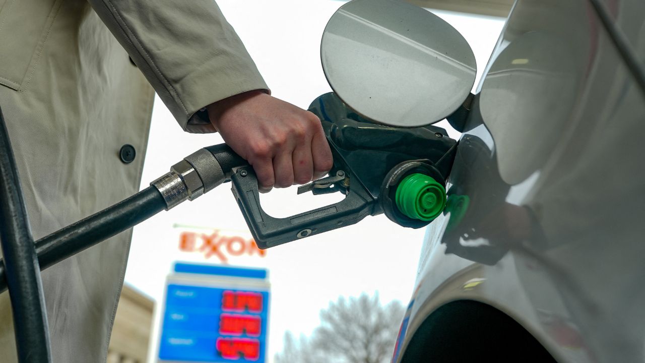 ราคาน้ำมันสหรัฐฯ สูงถึง 100 ดอลลาร์ต่อบาร์เรล ครั้งแรกในรอบเกือบสองปี