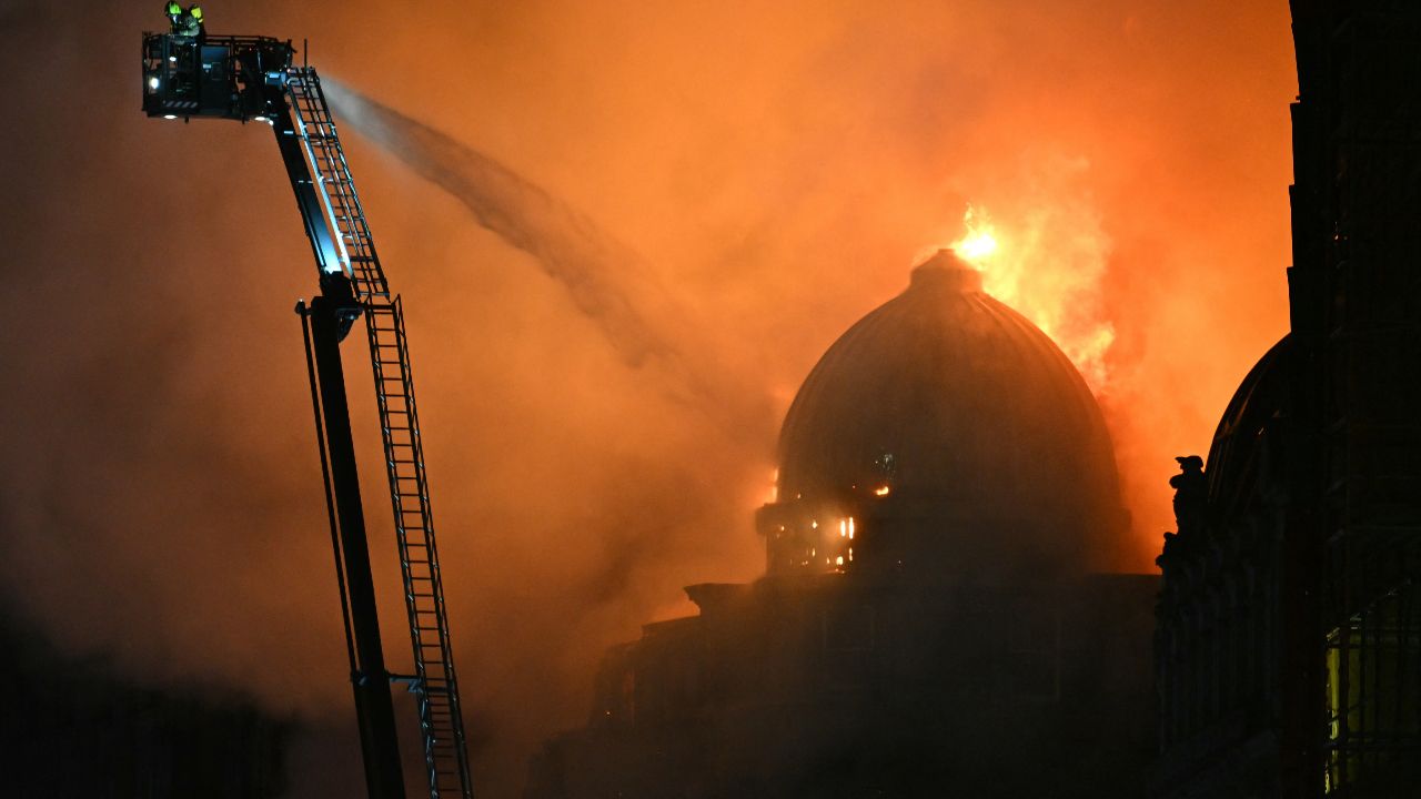 เกิดไฟไหม้สถานีรถไฟกลางกลาสโกว์ อาคารประวัติศาสตร์ถล่มบางส่วน