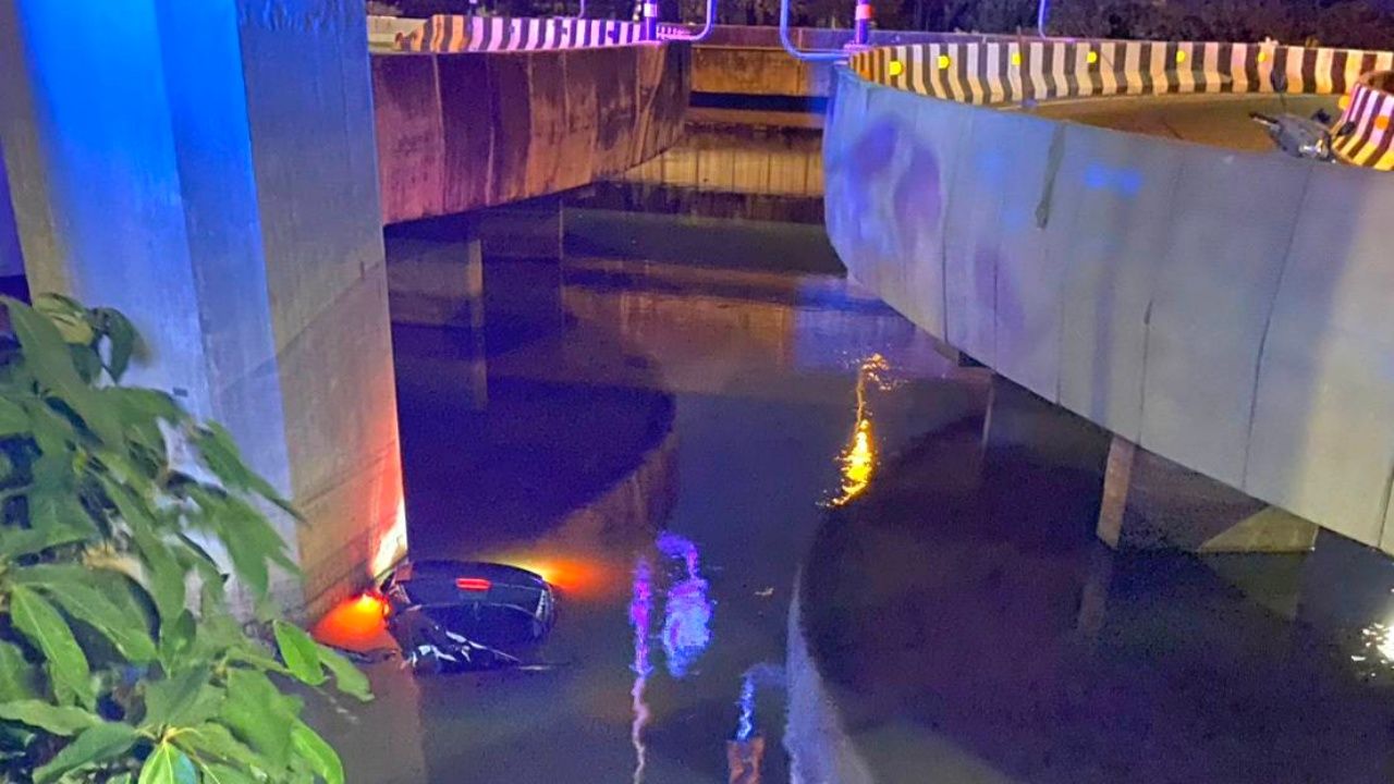 สาวสองคนหนีตาย หลังเก๋งพุ่งชนขอบสะพานตกบึงมักกะสัน