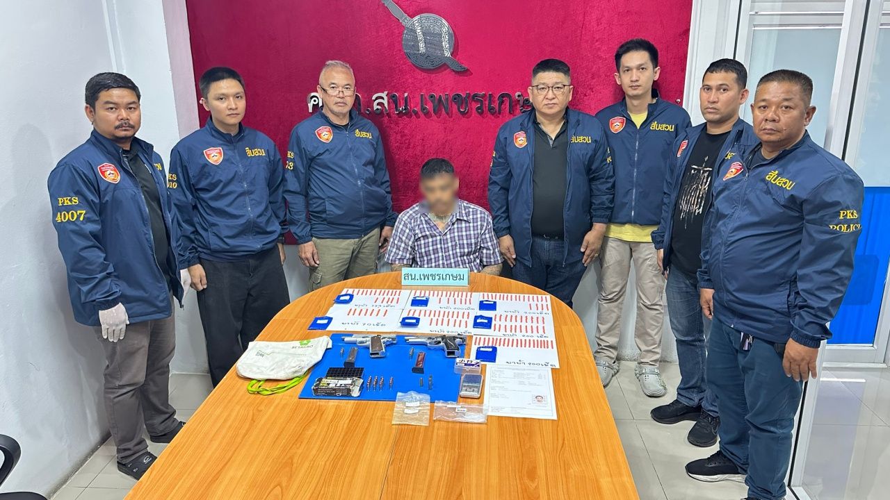 สืบสวนเพชรเกษม จับกุมหนุ่มค้ายาบ้า พร้อมอาวุธปืน 2 กระบอก