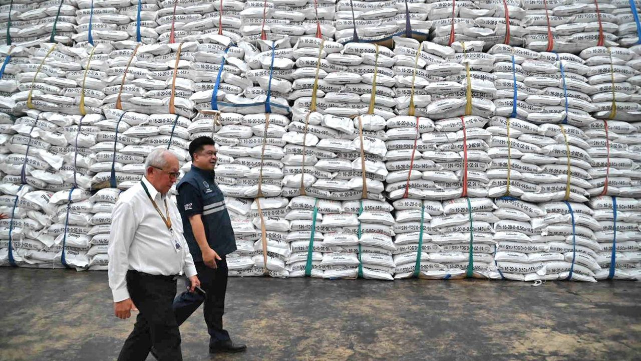 กรมการค้าภายใน ตรวจสอบคลังปุ๋ยอยุธยา ยืนยันสต็อกเพียงพอ ห้ามกักตุน