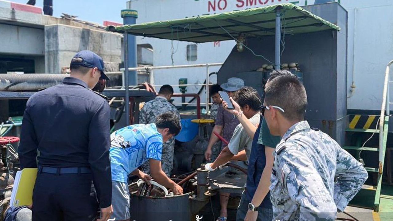 กรมสรรพสามิตยึดเรือลักลอบขนน้ำมันเถื่อน 250,000 ลิตร มูลค่ากว่า 5 ล้านบาท