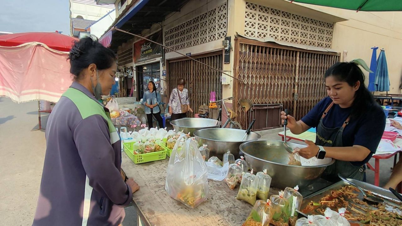 ร้านข้าวแกงอุทัยธานี ไม่กล้าปรับราคาแม้ต้นทุนสูงขึ้น