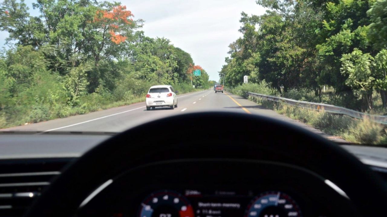 ขับช้าแต่อยู่ในช่องทางรถเร็ว (ช้าแข่ขวา)