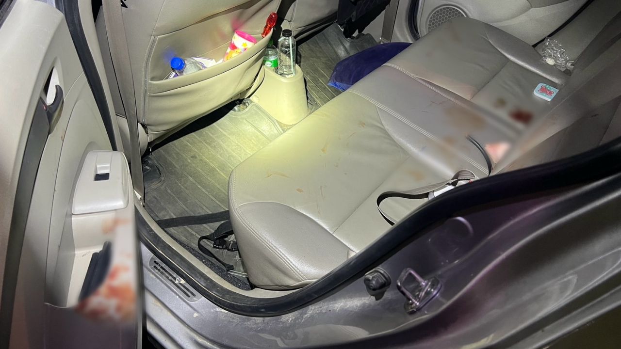 หนุ่มช็อกพบรถคืนสภาพพังยับ มีคราบเลือดเต็มเบาะ