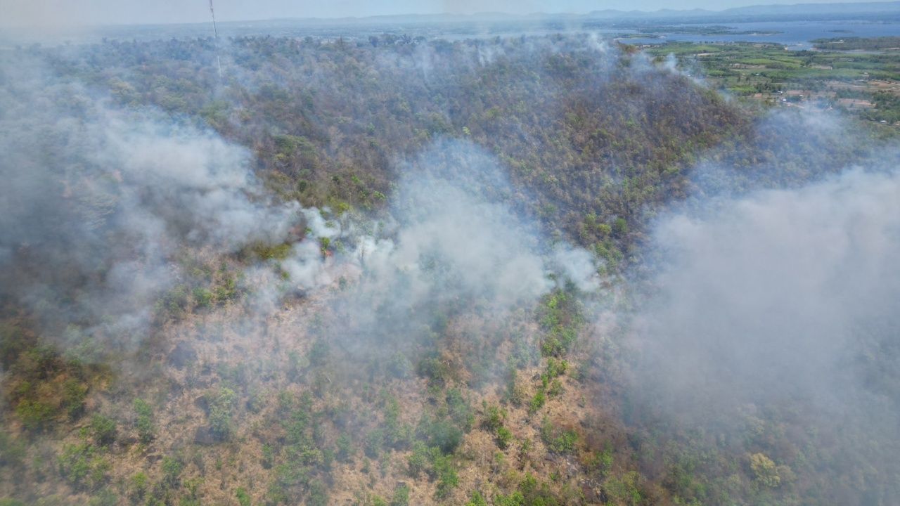 เกิดไฟไหม้เขาภูสิงห์ในกาฬสินธุ์ ผู้ว่าฯ สั่งการเร่งดับไฟ