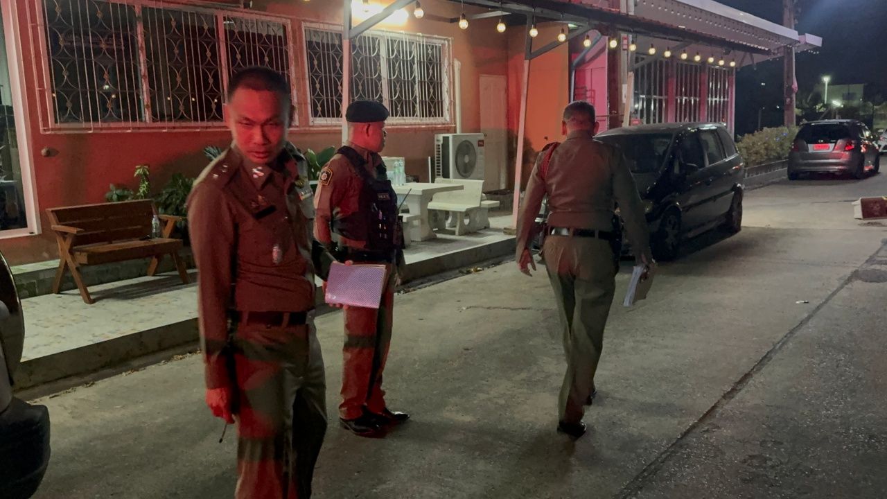 เมืองนนท์ดุ กลุ่มวัยรุ่นกว่า 10 คน บุกบ้านคู่อริ ลงมืออุกอาจ ยิงถล่มหลายสิบนัด ปาระเบิด