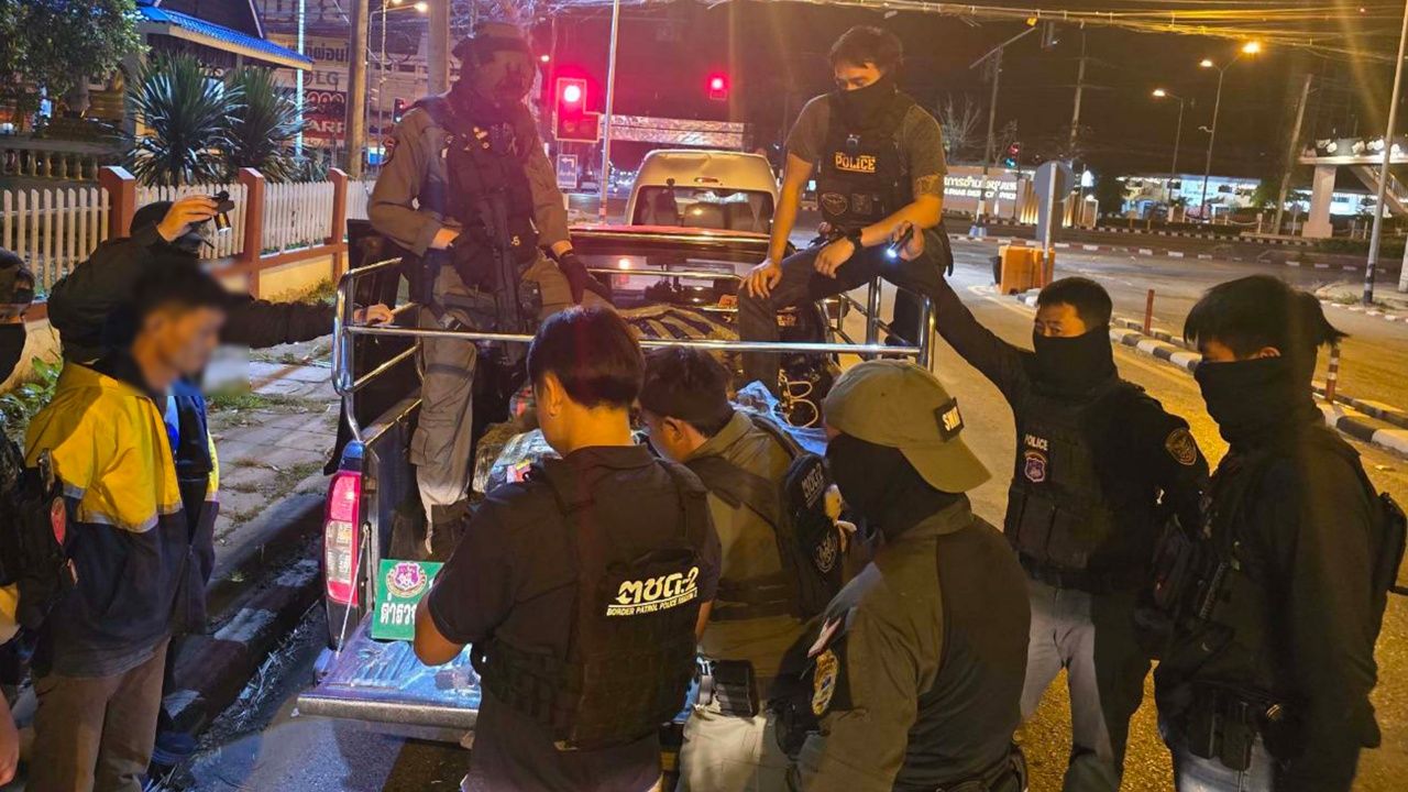 ตำรวจตระเวนชายแดนภาค 2 จับกุมกระบะขนยาไอซ์ 270 กิโลกรัม มูลค่า 100 ล้าน