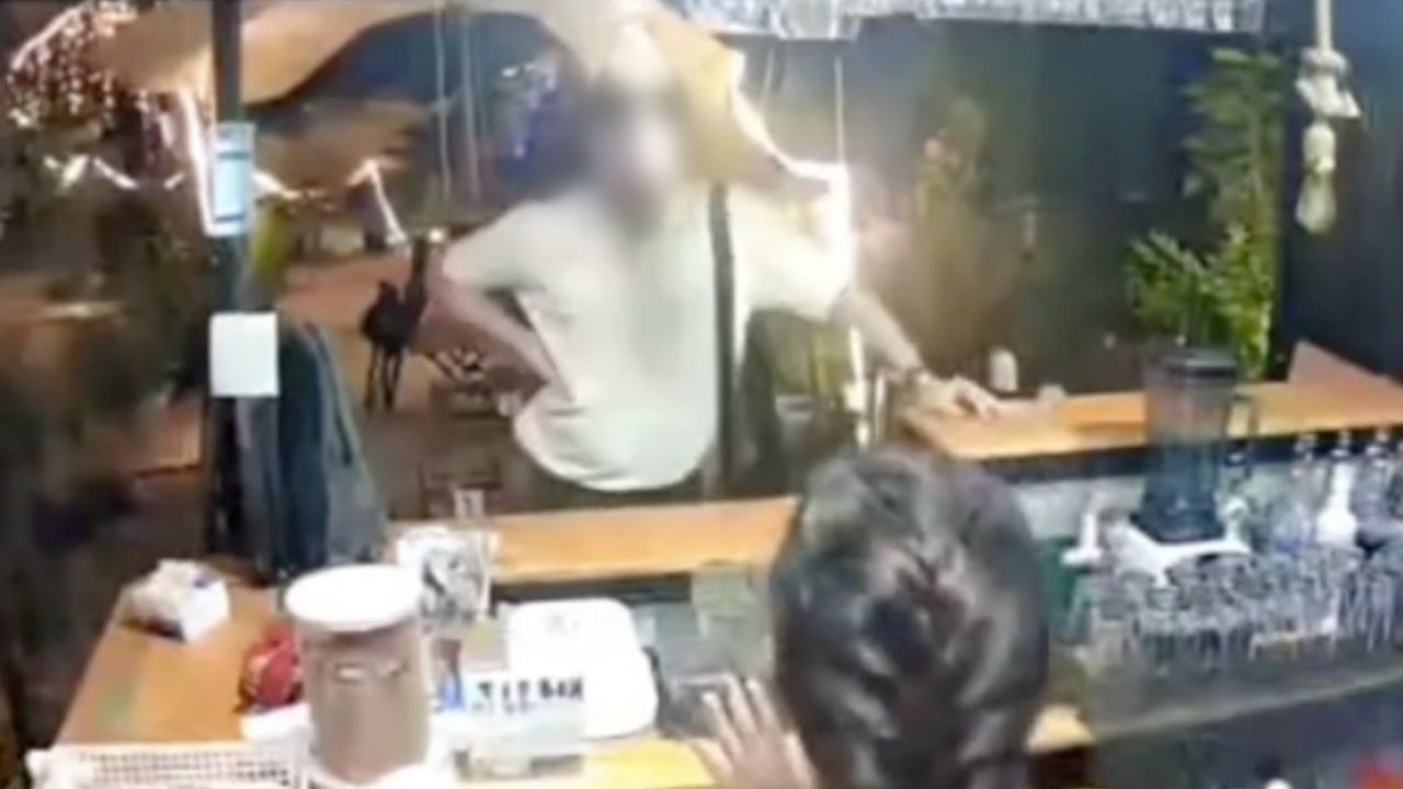 หนุ่มเสื้อขาวก่อเหตุอาละวาดในร้านอาหาร หลังไม่พอใจกับข้าวผัด