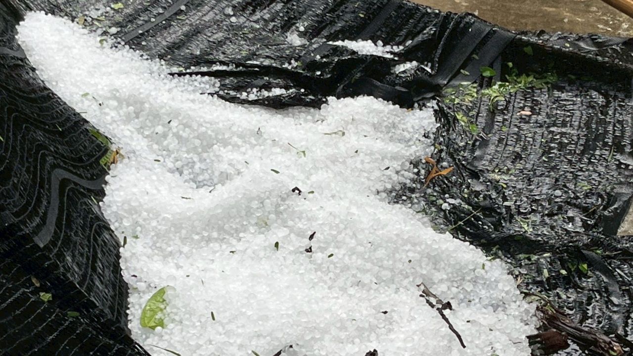 พายุฤดูร้อนกระหน่ำบ้านหนองป่าแขม เสียหายกว่า 90 หลังคาเรือน