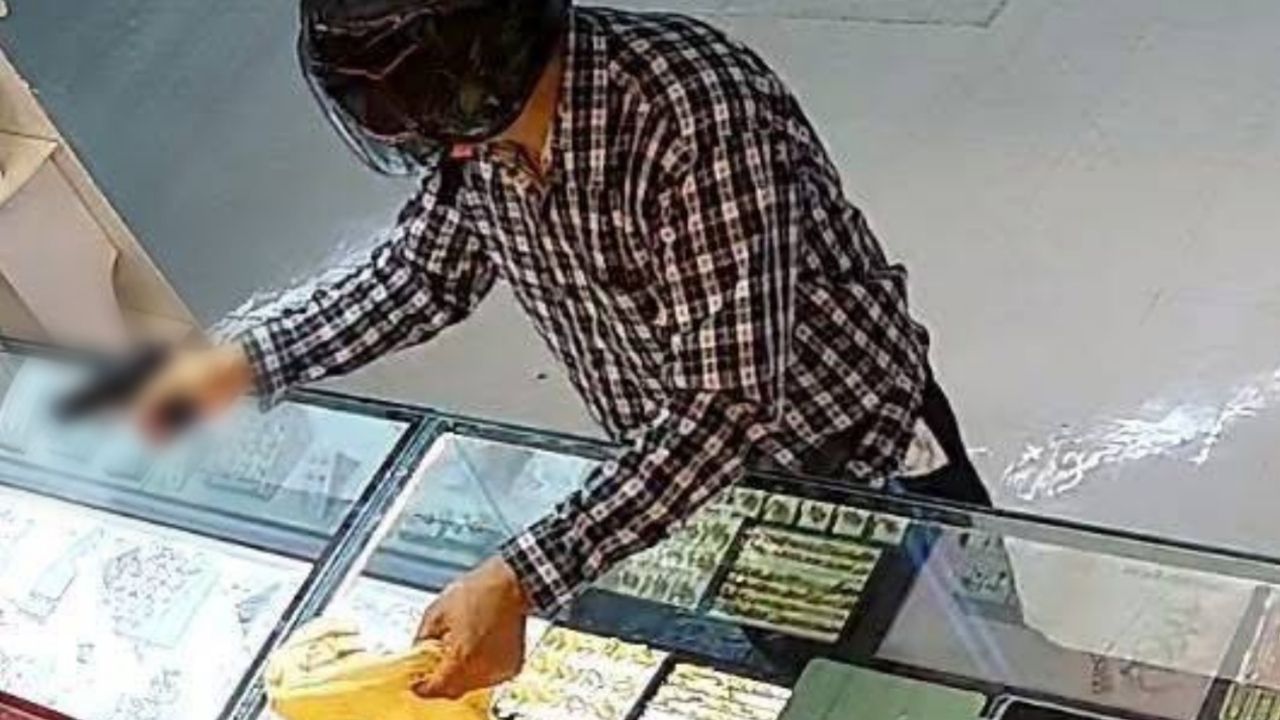 โจรบุกเดี่ยวใช้อาวุธปืนชิงทองมูลค่ากว่า 3 ล้านในห้างนครปฐม