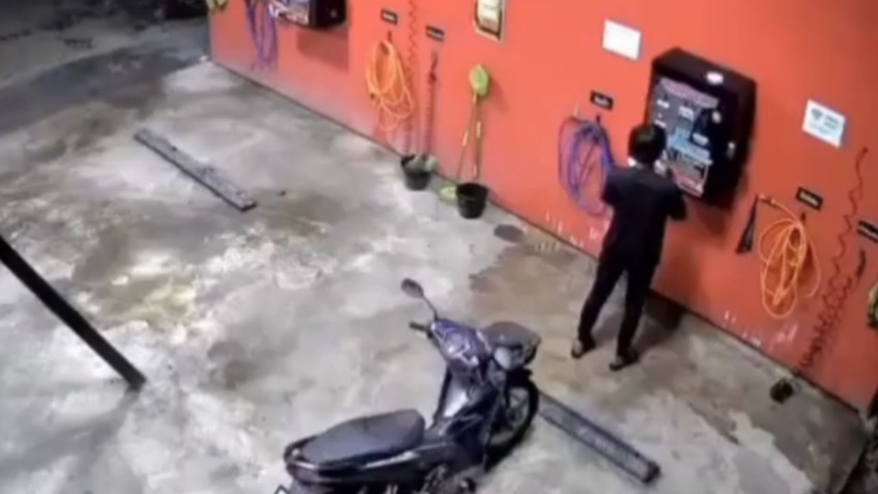 ชายวัย 19 ปีคลั่งบุกทำร้ายแม่ลูก สาหัสก่อนหลบหนีไปล้างตัว