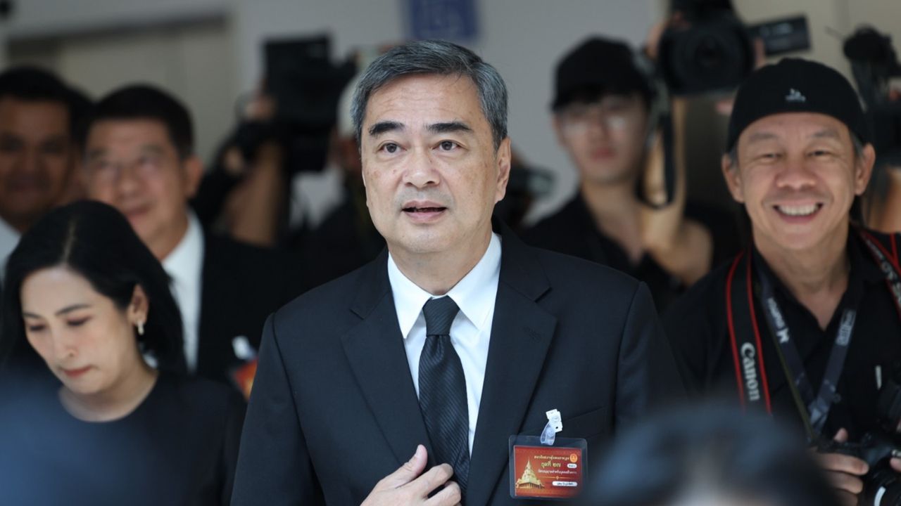 “อภิสิทธิ์” จี้รัฐดึงกำไรค่าการกลั่นเข้ากองทุนน้ำมัน ลั่นต้องทบทวนโครงสร้างราคาพลังงาน