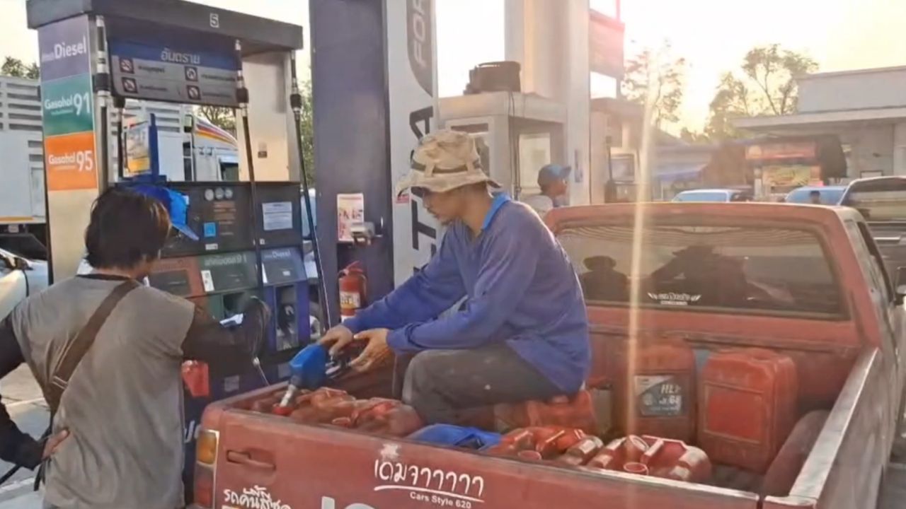 เกษตรกรพิจิตรต้องข้ามอำเภอต่อคิวเติมดีเซลขาดแคลน