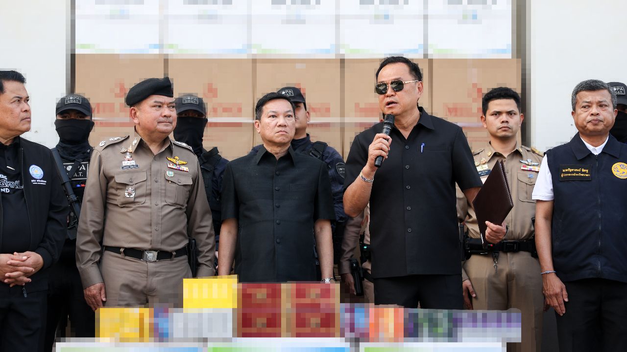 อนุทินเดินทำเนียบ ไหว้รูปนรสิงห์ ก่อนแถลงจับบุหรี่เถื่อนล็อตใหญ่ที่หาดใหญ่