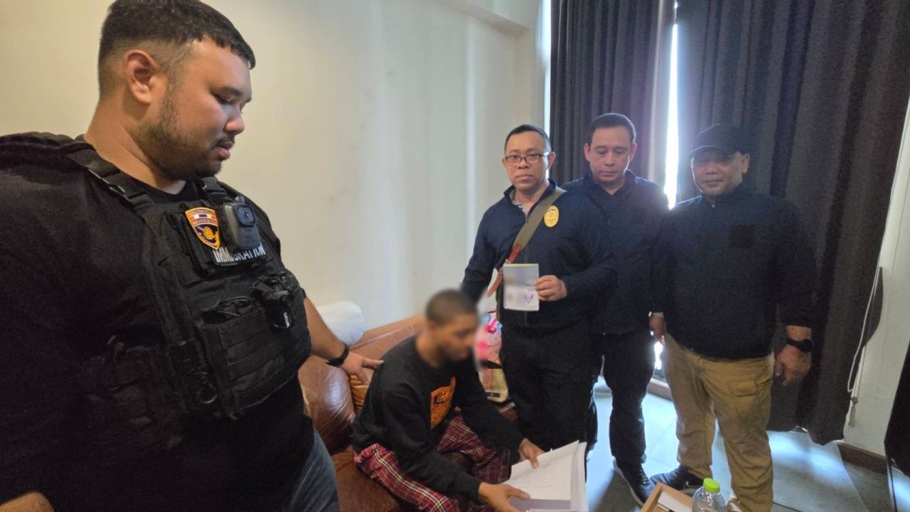 ตำรวจตรวจคนเข้าเมืองจับหนุ่มอเมริกันหลบหนีคดีฆาตกรรมในไทย