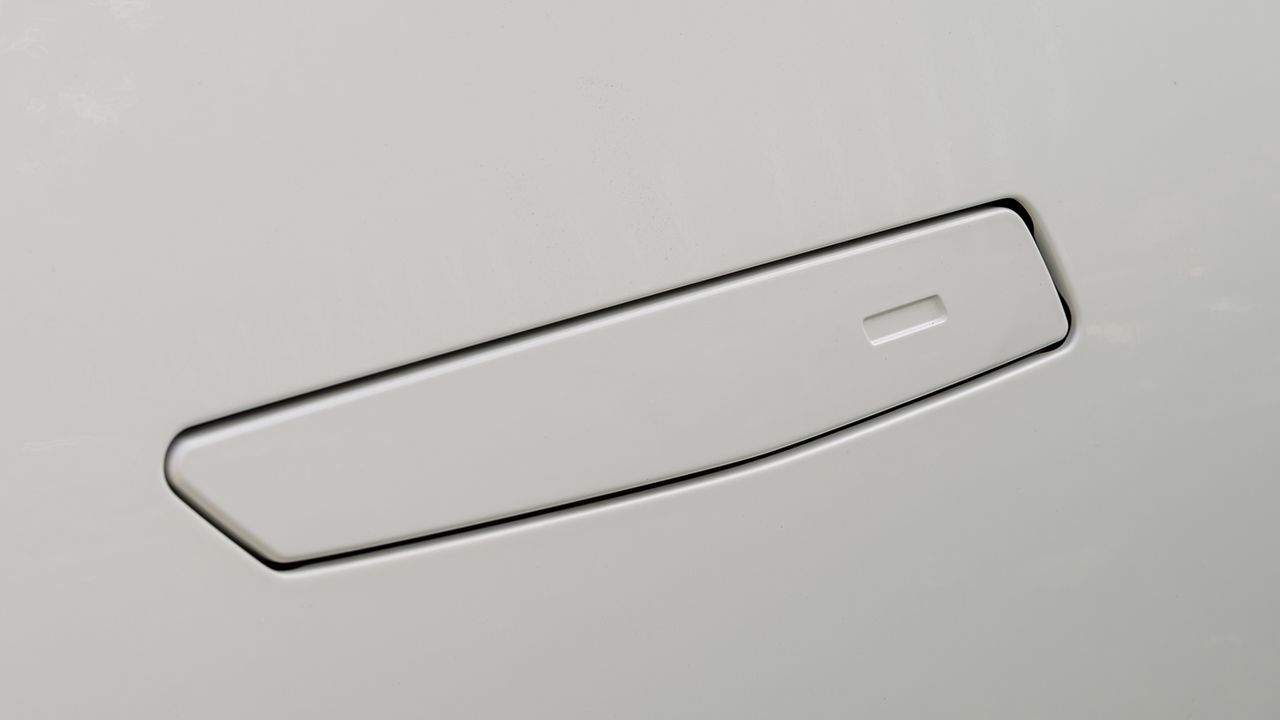 จีนแบนที่จับประตูแบบซ่อนในรถอีวี เหตุผลจากปัญหาประตูเปิดไม่ได้