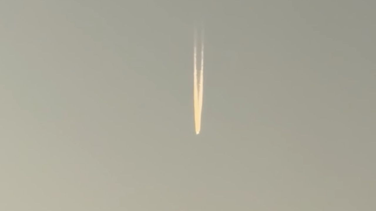 ไม่ต้องตกใจ! "ลูกไฟสีส้ม" ในเชียงใหม่ แท้จริงคือ "เมฆหางเครื่องบิน"