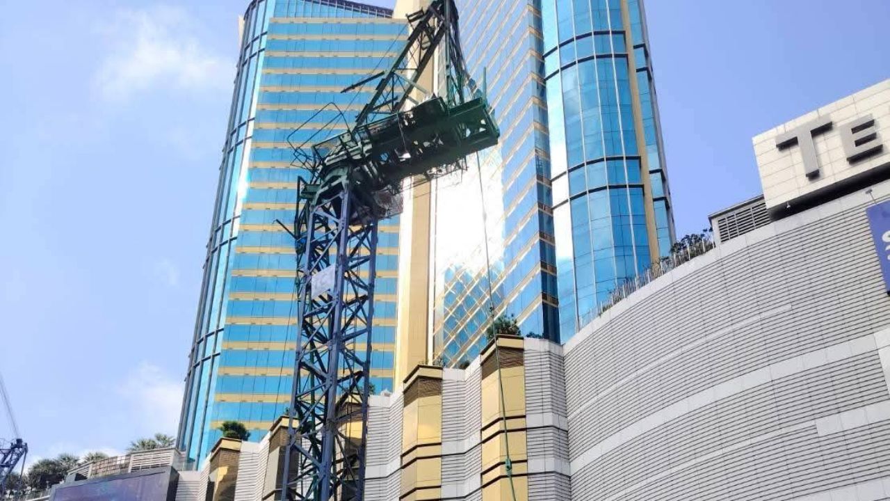 แขนทาวเวอร์เครนหักหล่นใส่คนงาน บาดเจ็บ 2 ราย ใกล้ห้างย่านอโศก