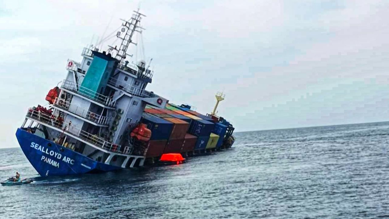 ช่วยเหลือลูกเรือ 16 ชีวิต หลังเรือบรรทุกสินค้าต่างชาติท้องเรือรั่วกลางทะเลอันดามัน