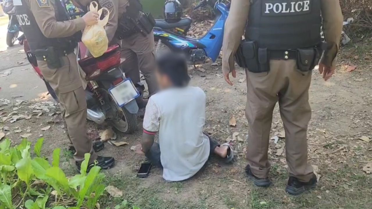 เหตุการณ์ตบกันกลางถนน สาวแย่งหนุ่มลาว ตำรวจพบปืนไทยประดิษฐ์