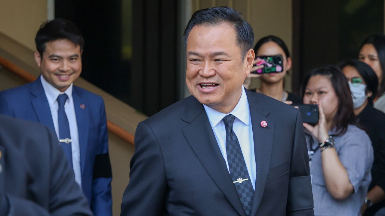 ศาลรัฐธรรมนูญไม่รับคำร้องกล่าวหาอนุทินใช้ถนนสาธารณะเป็นรันเวย์