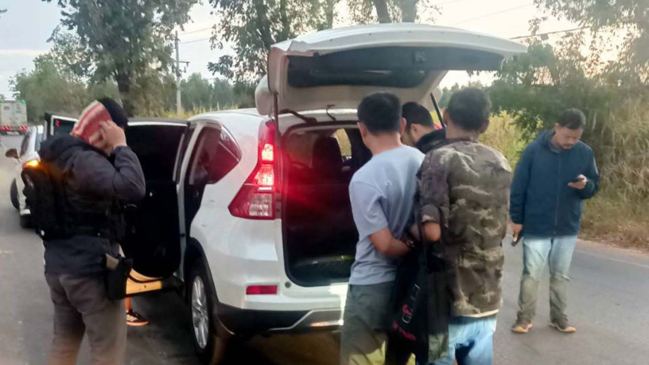 จับกุมผู้ช่วยเจ้าหน้าที่ทะเบียนเทศบาล ขับรถส่งยาบ้า รับจ้างจากคนลาว 40,000 บาท