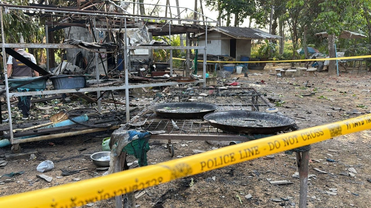 เสียงระเบิดดังสนั่น โรงผลิตพลุที่เพชรบุรีเกิดเหตุการณ์โศกนาฏกรรม