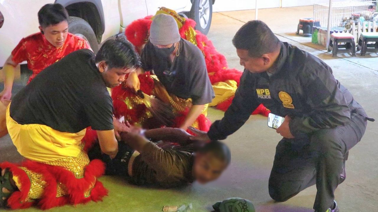 ตำรวจซ้อนแผนจับโจรย่องเบา ปลอมตัวเป็นคณะเชิดสิงโต