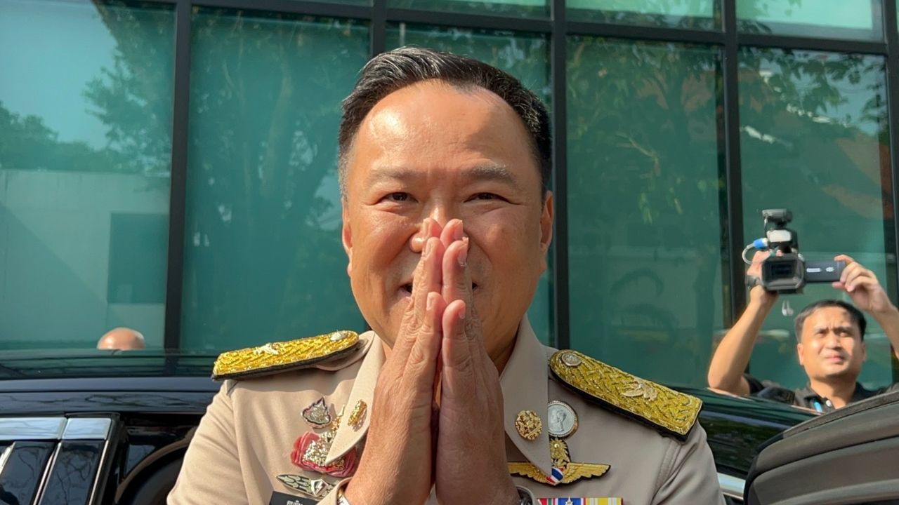 อนุทินทำบุญวันสถาปนา กอ.รมน. ปัดตอบความคืบหน้าตั้งรัฐบาล