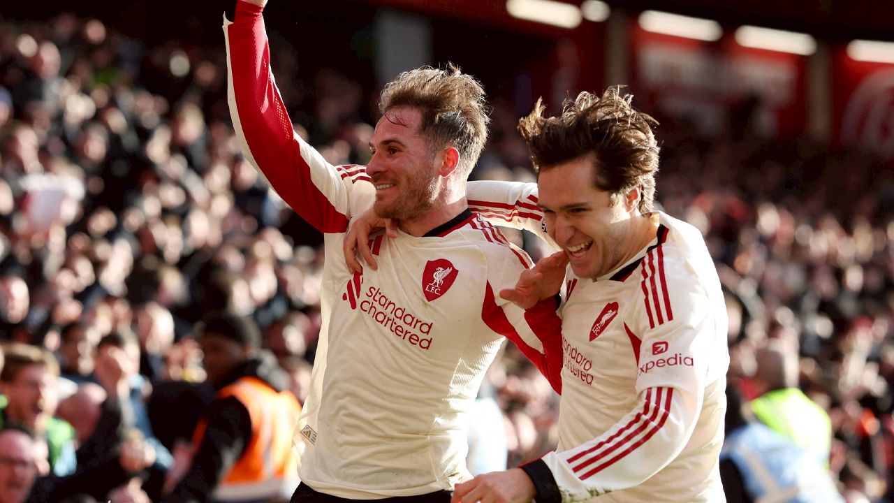 แมนฯ ยูไนเต็ด คว้าชัยเหนือลิเวอร์พูล 2-1 ในเกมดาร์บี้แห่งศตวรรษ