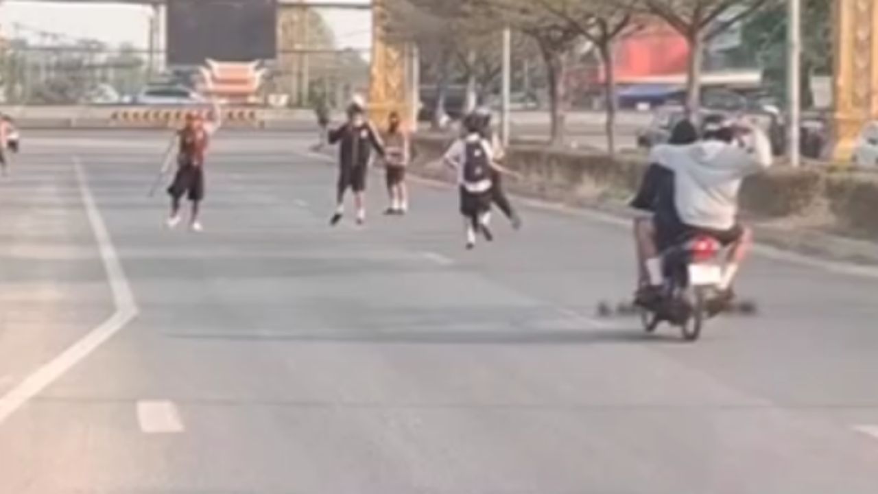 วัยรุ่นอยุธยาเปิดศึกกลางถนน อาวุธครบมือ