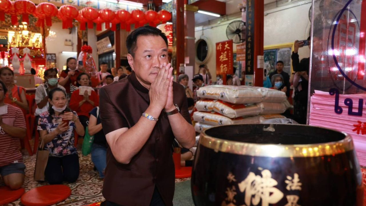 นายกฯ อนุทิน สักการะหลวงปู่ไต้ฮง ก่อนเปิดงาน "พระนครคีรี – เมืองเพชร"