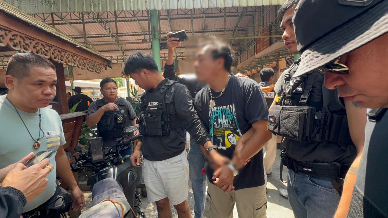 ตำรวจจับหนุ่มกร่างทำร้ายป้าร้านน้ำแข็ง พร้อมตรวจพบอาวุธปืน